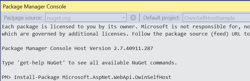 Snímek obrazovky konzoly správce balíčků s informacemi o licencování a na konci P M > , který signalizují, kam zadat příkaz