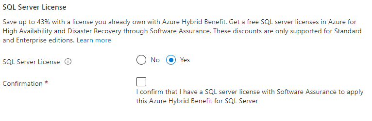 Snímek obrazovky webu Azure Portal, který zobrazuje informace o licencích SQL Serveru a Zvýhodněné hybridní využití Azure