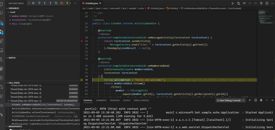 Snímek obrazovky robota v Javě v editoru Visual Studio Code, který je pozastavený v bodě přerušení