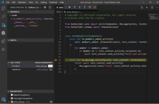 Snímek obrazovky robota Pythonu v editoru Visual Studio Code, který je pozastavený na zarážce