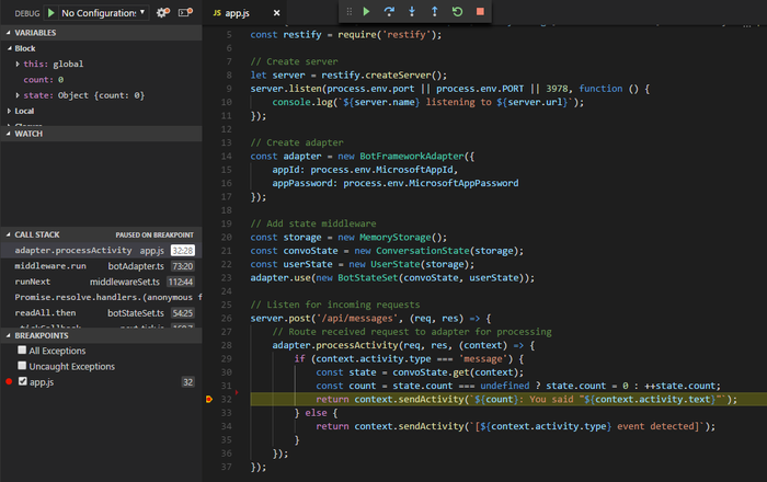 Snímek obrazovky robota jazyka C# v editoru Visual Studio Code, který je pozastavený na zarážce