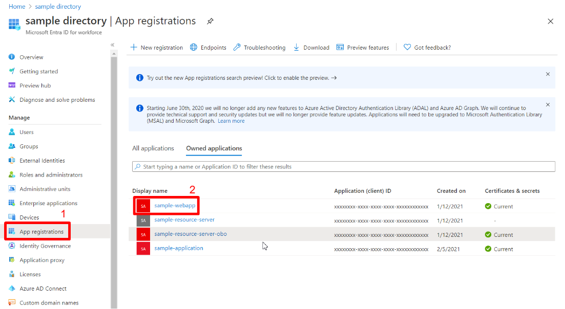 Snímek obrazovky webu Azure Portal zobrazující stránku Microsoft Entra Registrace aplikací se zvýrazněnou ukázkovou webovou aplikací