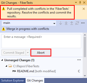 Snímek obrazovky se zprávou o konfliktu přijetí změn v okně Změny Gitu v sadě Visual Studio 2019