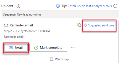 Skærmbillede af en e-mailaktivitet i Op næste-widget med e-mail og foreslået afsendelsestid fremhævet.