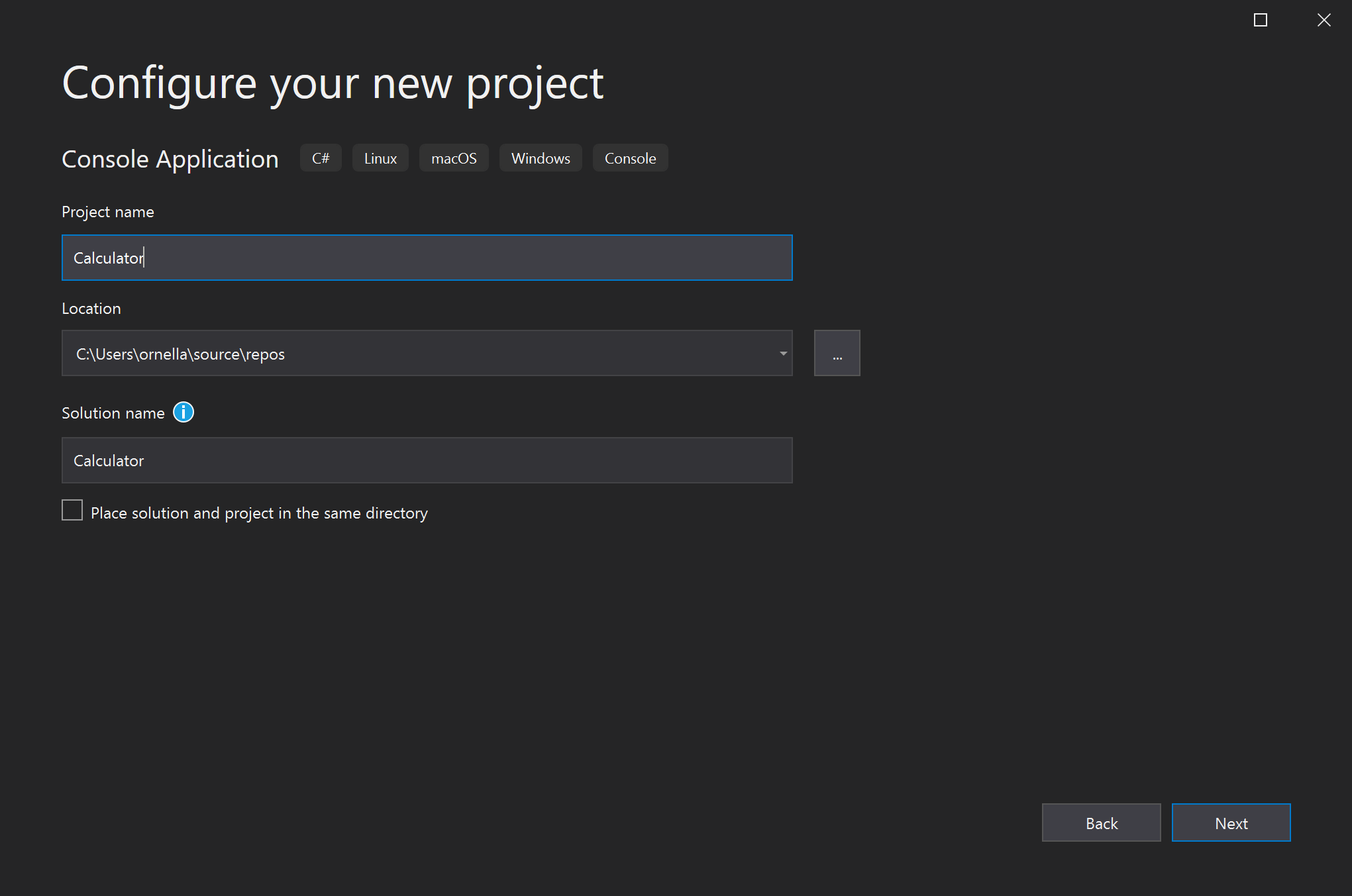 Screenshot: Benennen des Projekts „Calculator“ im Fenster „Neues Projekt konfigurieren“.
