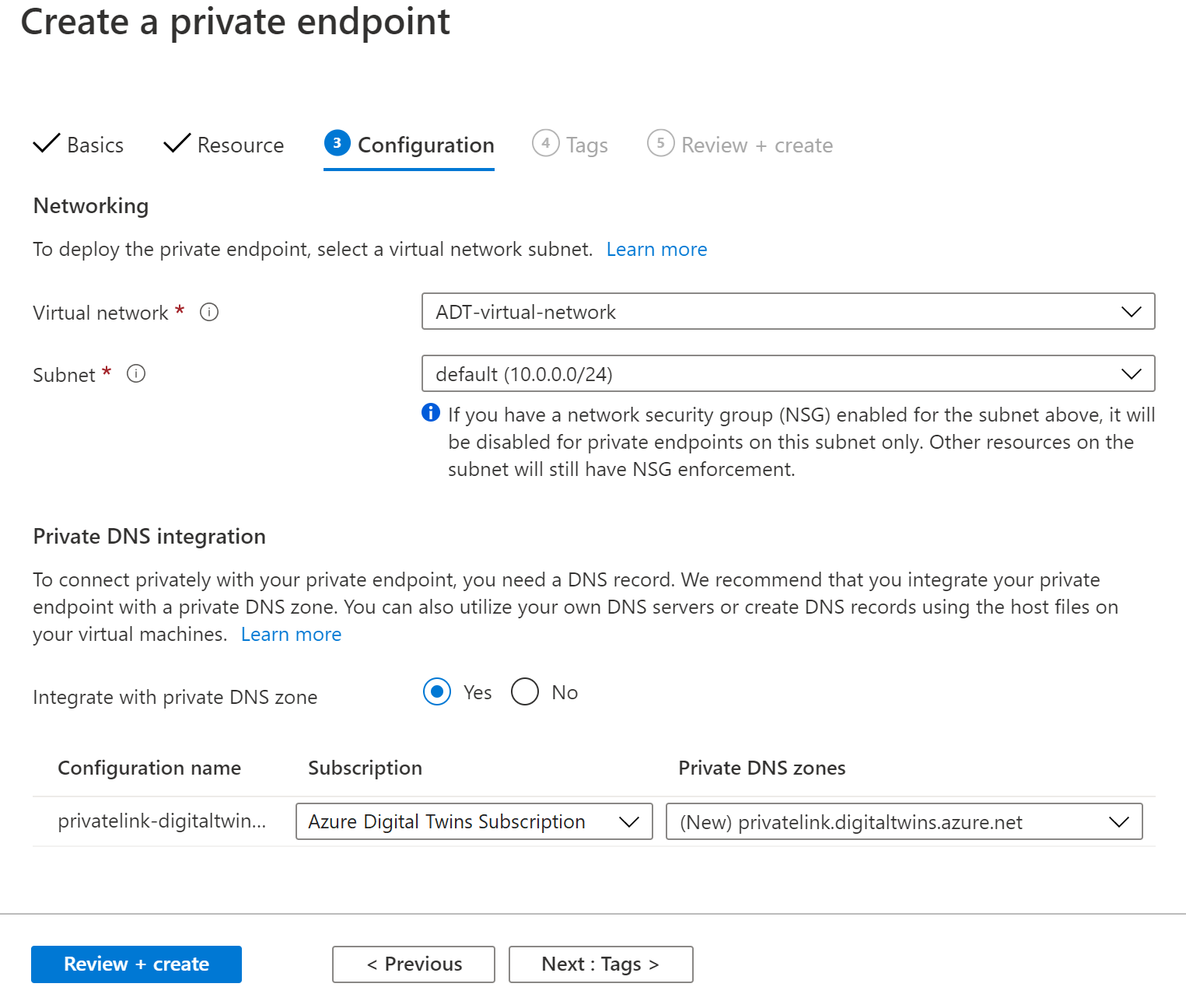 Screenshot: Azure-Portal mit der dritte Registerkarte „Konfiguration“ des Dialogfelds „Privaten Endpunkt erstellen“ und den oben beschriebenen Feldern