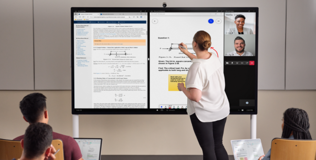 Foto einer Lehrkraft, die in einem digitalen Klassenzimmer unterrichtet.
