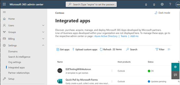 La página Aplicaciones integradas del Centro de administración de Microsoft 365 con la acción Cargar aplicaciones personalizadas resaltada.
