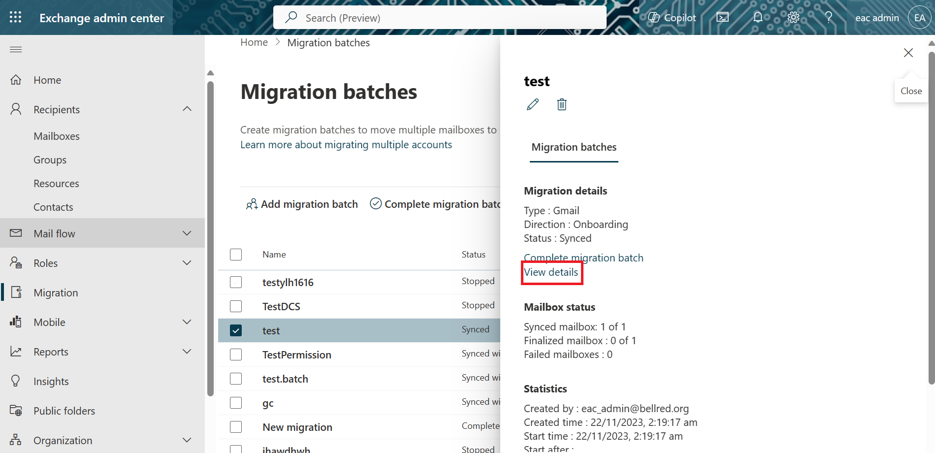 Captura de pantalla de la página Lotes de migración de EAC, con las propiedades de un lote de migración que se muestran en el panel de diapositivas con el vínculo Ver detalles resaltado.