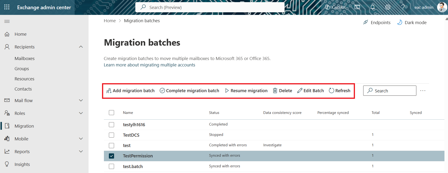 Captura de pantalla de la página Lotes de migración en EAC, con los botones de la barra de herramientas resaltados.