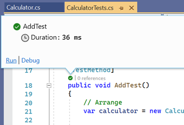 Captura de pantalla de un glifo de prueba de CodeLens abierto desde la parte superior de la firma del método en Visual Studio.