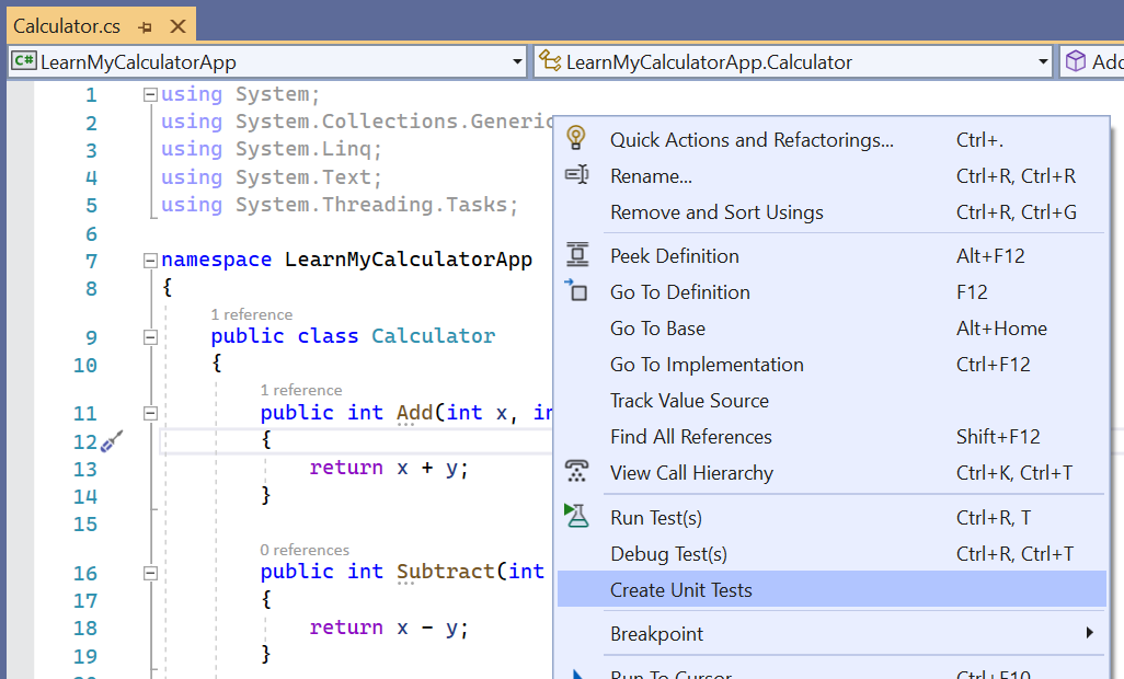 Captura de pantalla de Visual Studio que muestra un menú contextual dentro de un editor, con la clase Calculator abierta y el comando Crear pruebas unitarias seleccionado.