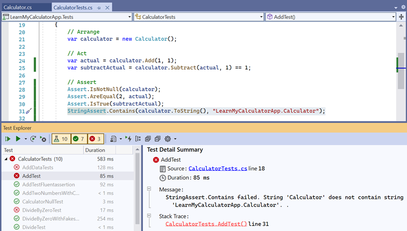 Captura de pantalla en Visual Studio del método AddTest, con el Explorador de pruebas abierto y mostrando un mensaje de error.