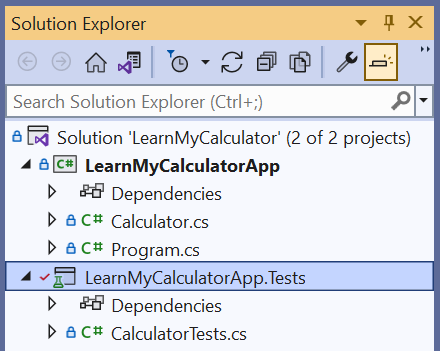 Captura de pantalla de un proyecto de prueba y un proyecto de calculadora en el Explorador de soluciones de Visual Studio.
