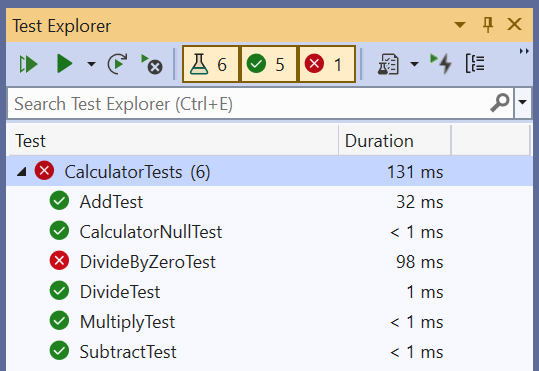 Captura de pantalla de la ventana Explorador de pruebas en Visual Studio, con cinco pruebas superadas y una prueba con errores.