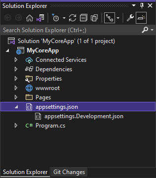 Captura de pantalla del Explorador de soluciones en Visual Studio en la que se muestra el archivo appsettings.json seleccionado y expandido para mostrar el archivo appsettings.Development.json.