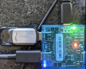 Imagen de un dispositivo Microsoft USB Test Tool (MUTT) con el LED azul encendido.