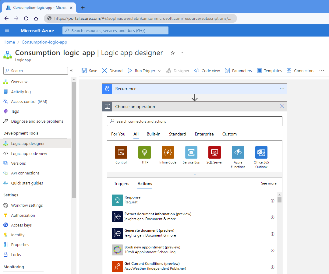 Captura de pantalla que muestra Azure Portal, el diseñador para el flujo de trabajo de la aplicación lógica de consumo con el desencadenador existente y la galería de acciones integradas.