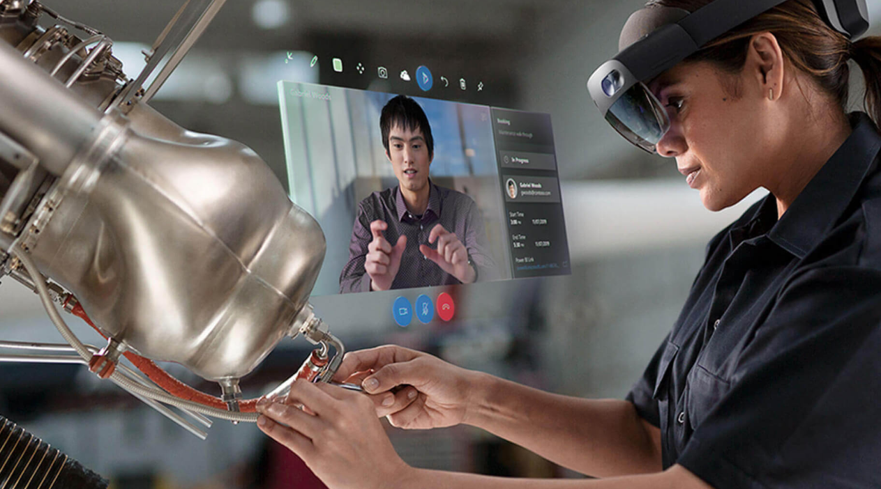 Foto simulada de la vida real de un técnico de campo con un dispositivo HoloLens y que se comunica con un experto remoto