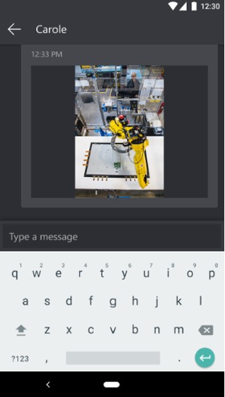 Capture d’écran montrant l’instantané enregistré dans la conversation instantanée texte de l’application mobile Dynamics 365 Remote Assist.