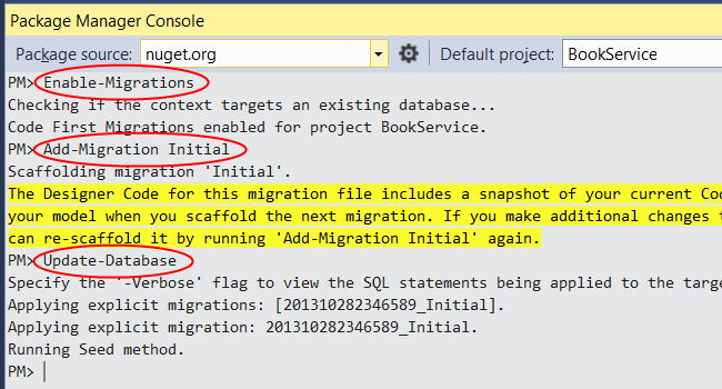 Capture d’écran de la fenêtre Console du Gestionnaire de package avec les lignes Activer les migrations, Ajouter une migration initiale et Mettre à jour la base de données cerclées en rouge.