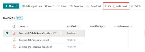 Capture d’écran d’une bibliothèque de documents SharePoint avec l’option Classifier et extraire mise en évidence.