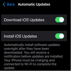 Képernyőkép az iOS/iPadOS Apple-eszközök automatikus frissítési beállításairól.