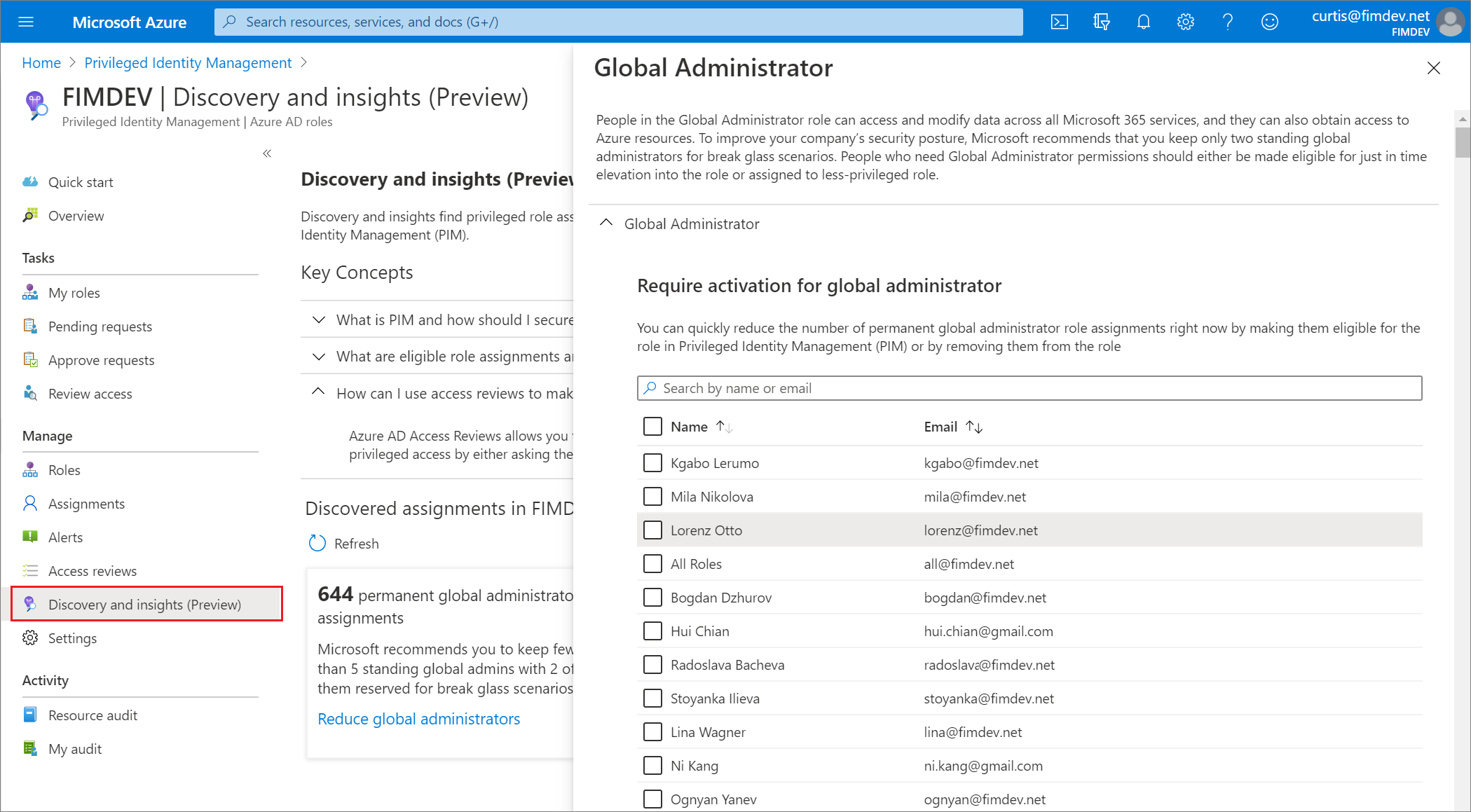 Cuplikan layar memperlihatkan panel Peran memperlihatkan semua Administrator Global.