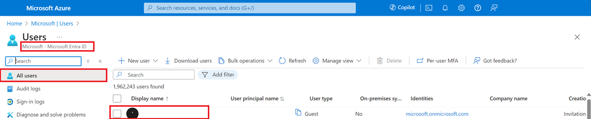 Cuplikan layar yang memperlihatkan halaman portal Azure Semua pengguna. Informasi tentang satu pengguna terlihat tetapi tidak dapat didefinisikan.