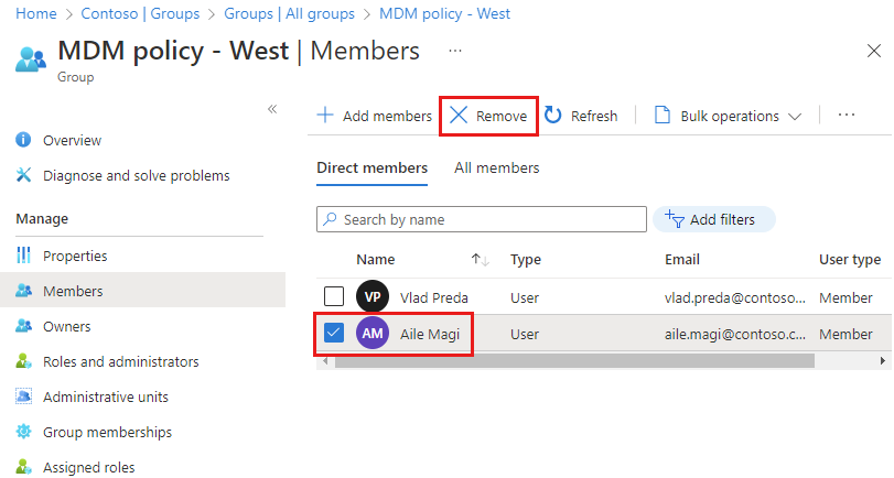 Cuplikan layar anggota grup dengan nama yang dipilih dan tombol Hapus disorot.