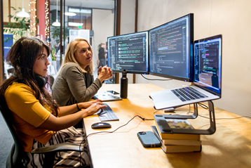 Immagine di utenti aziendali generici nei computer in un'impostazione di ufficio.