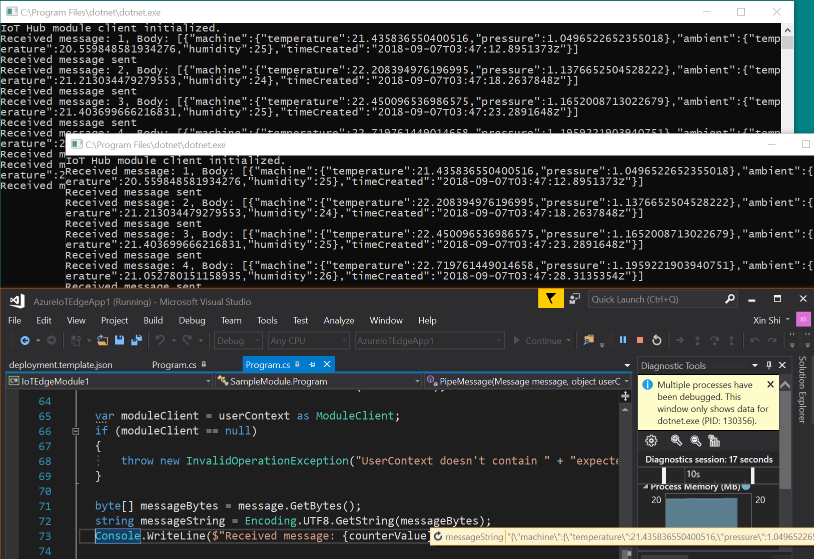 Screenshot di Visual Studio con due console di output.