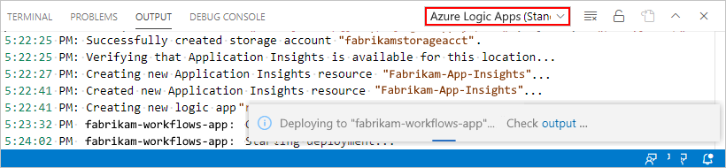 Screenshot che mostra la finestra Output con App per la logica di Azure selezionata nell'elenco della barra degli strumenti insieme allo stato e allo stato della distribuzione.