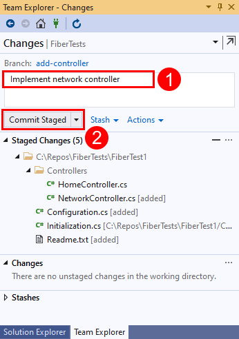 Visual Studio 2019 でのコミット メッセージ テキストと [ステージング済みをコミット] ボタンのスクリーンショット。