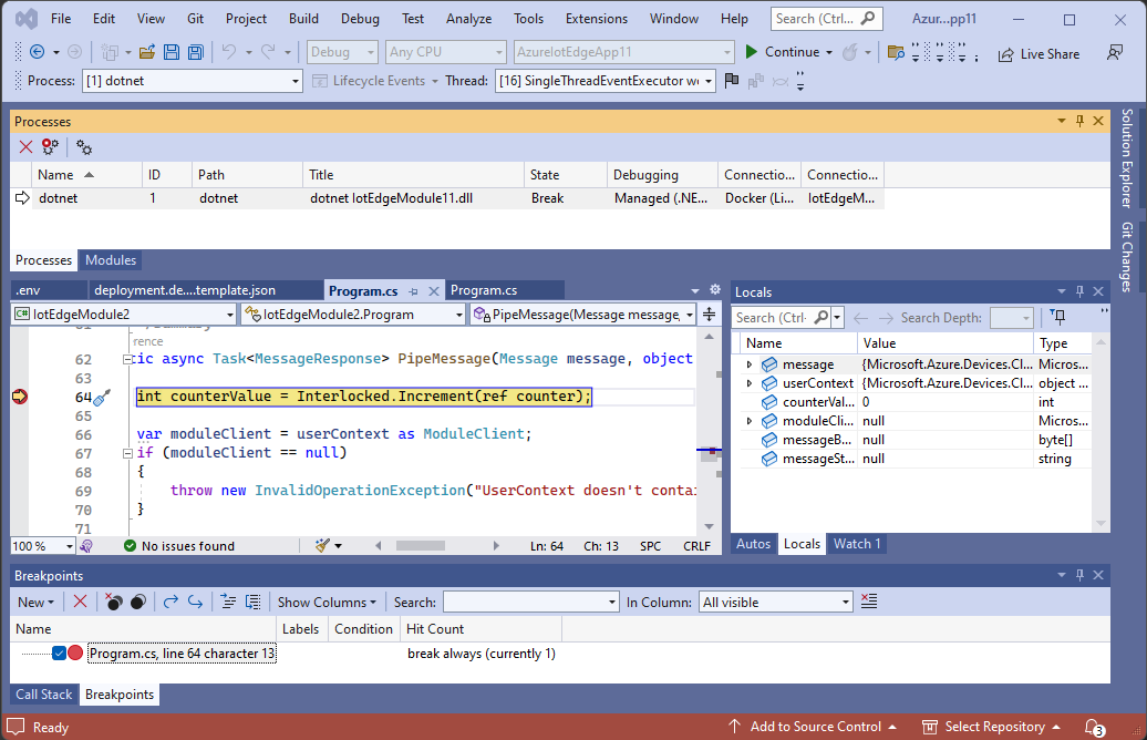 ブレークポイントで一時停止されているデバイス上のリモート Docker コンテナーにアタッチされている Visual Studio のスクリーンショット。