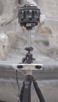 パンテオンの外で撮影用に設置された 360° カメラ リグ。