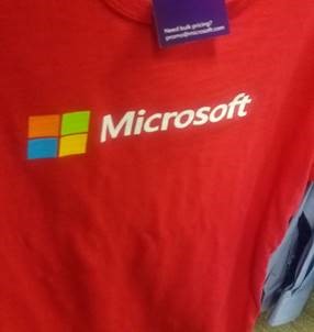 Een rood shirt met een Microsoft-label en logo erop