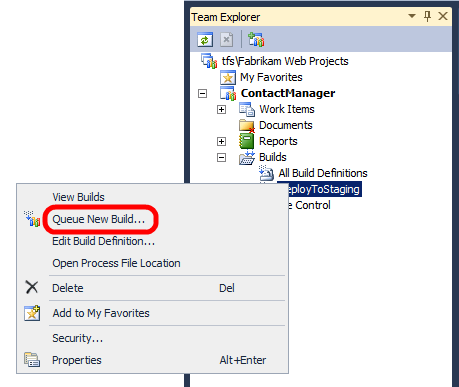 W oknie Team Explorer kliknij prawym przyciskiem myszy definicję kompilacji, a następnie kliknij polecenie Kolejka nowa kompilacja.