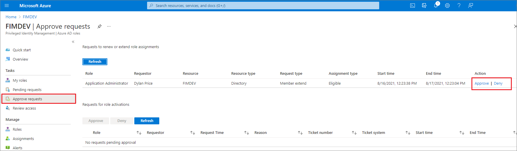 Zrzut ekranu przedstawiający role entra firmy Microsoft — zatwierdzanie żądań strony z listą żądań i linków do zatwierdzenia lub odmowy.