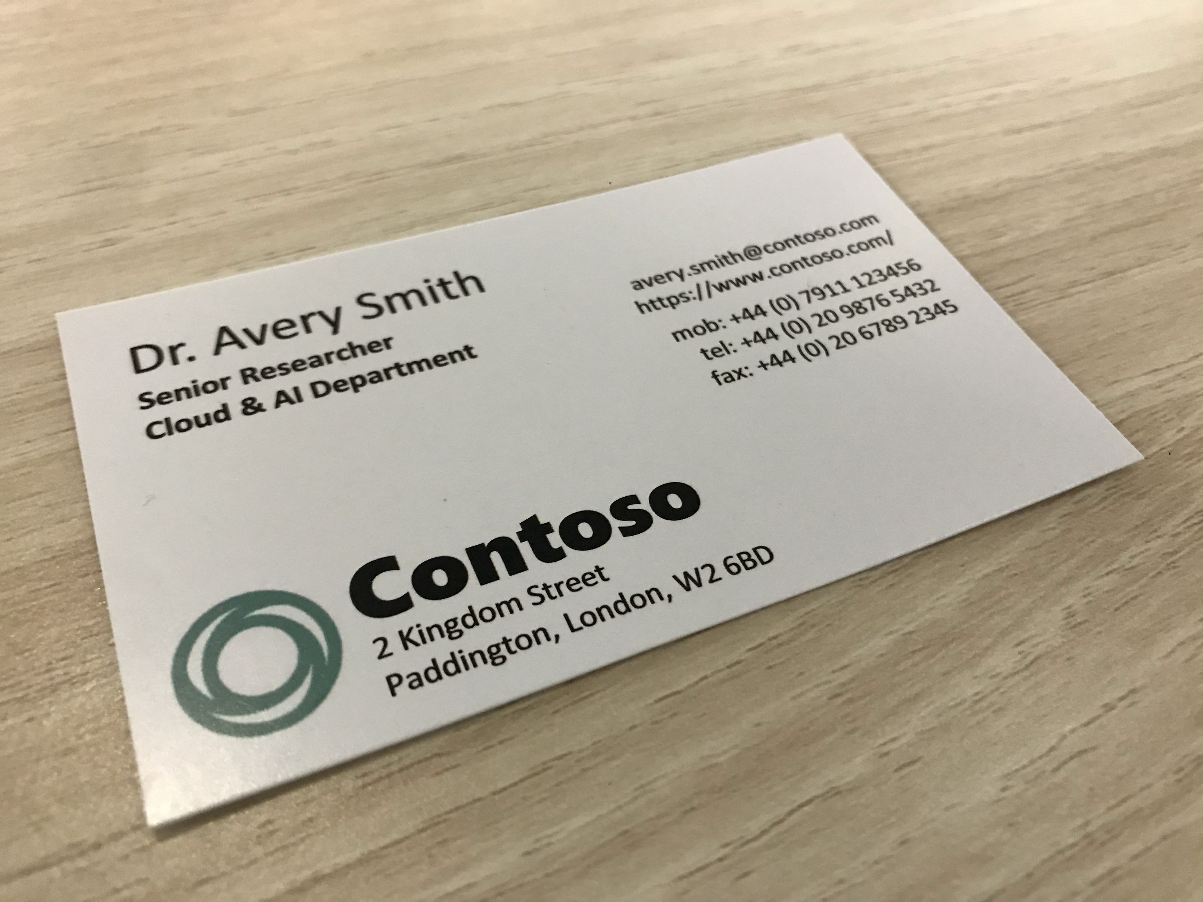 Zdjęcie przedstawia wizytówkę firmy o nazwie Contoso.