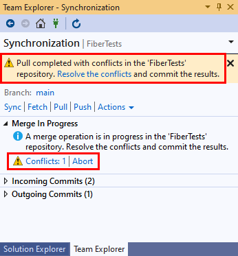 Zrzut ekranu przedstawiający komunikat powodujący konflikt ściągnięcia w widoku Synchronizacja programu Team Explorer w programie Visual Studio 2019.