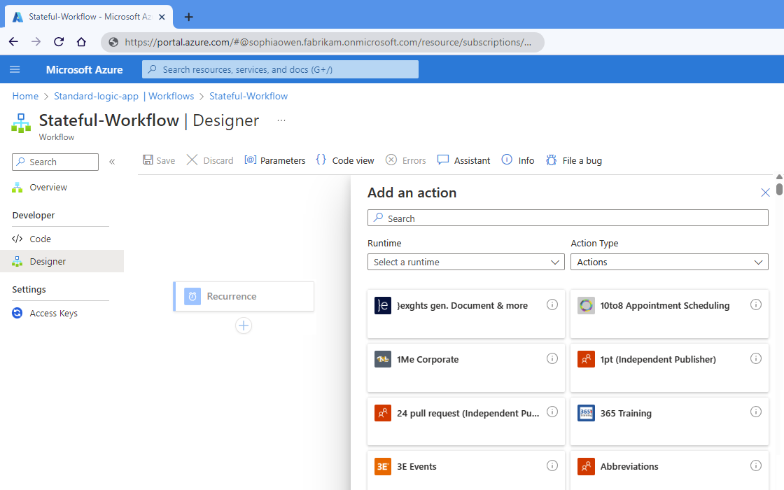 Zrzut ekranu przedstawiający Azure Portal, projektanta standardowej aplikacji logiki z przepływem pracy i łączników z galerią akcji.