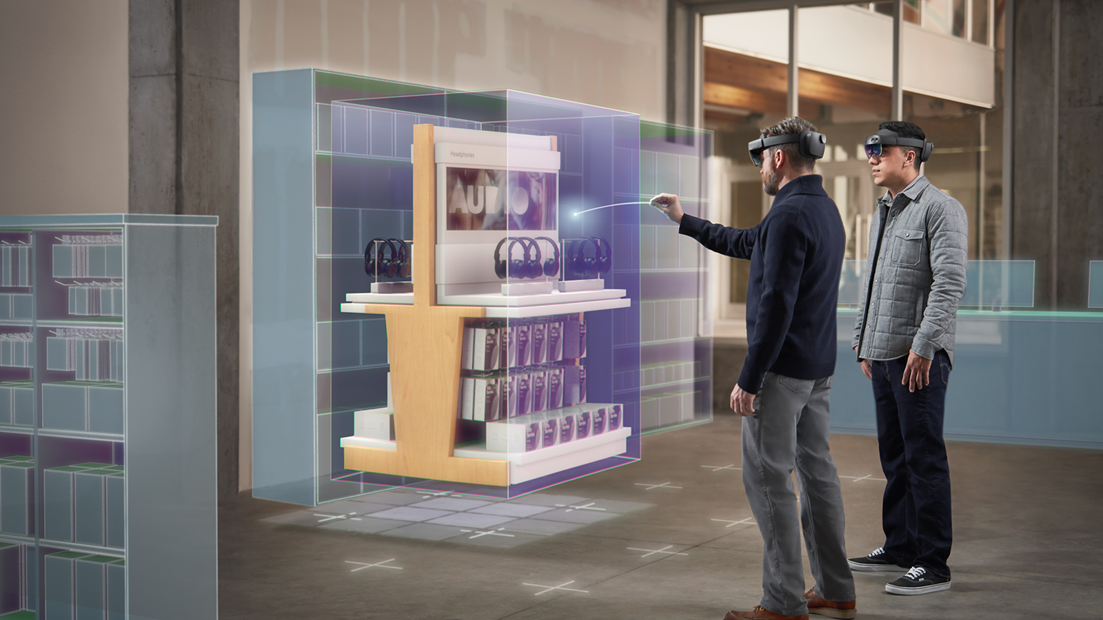 Fotografia przedstawiająca dwóch użytkowników korzystających z zestawów nagłownych HoloLens i wchodzących w interakcję z hologramem stacjonarnym.