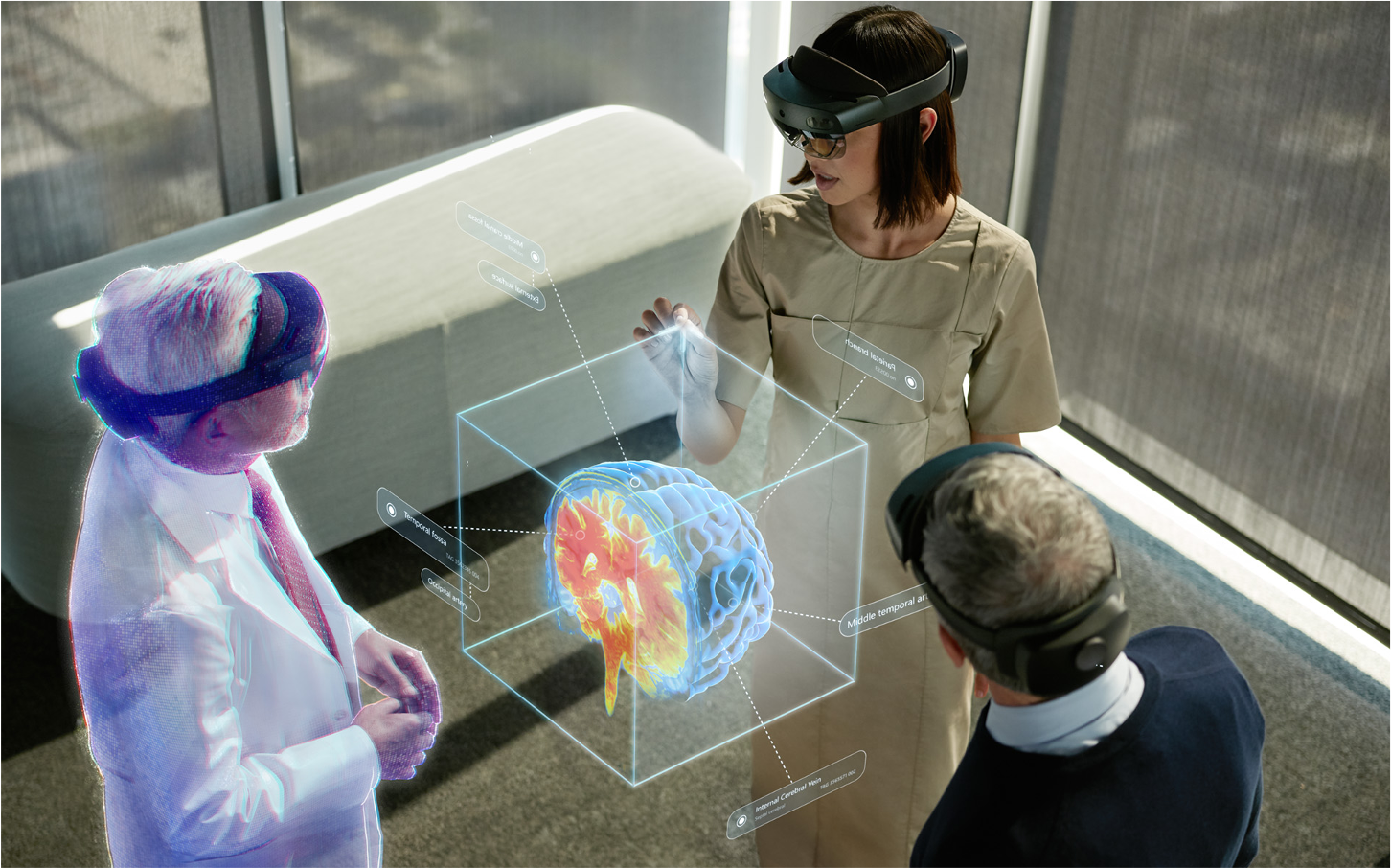 Fotografia przedstawiająca osoby korzystające z urządzenia HoloLens do współpracy.