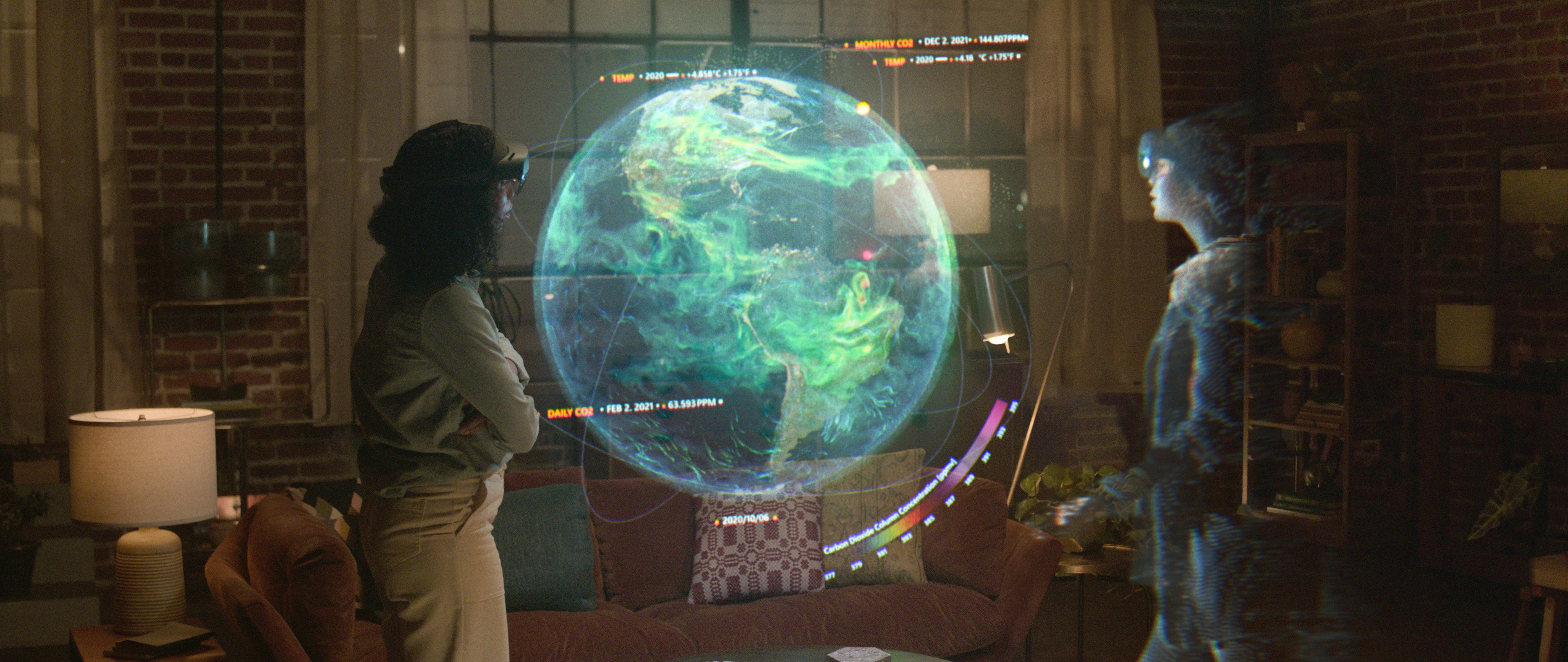 Zdjęcie środowiska pomocy zdalnej usługi Microsoft Mesh: dwie osoby na całym świecie wizualizujące obraz holograficzny danych 3D, jak pokazano na skali globalnej.
