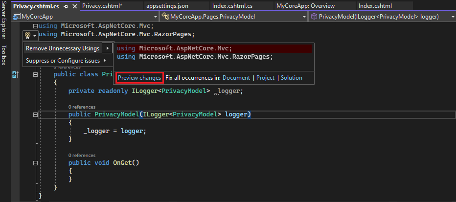 Zrzut ekranu przedstawia plik Privacy.cshtml w edytorze Visual Studio z otwartą etykietą narzędzia Szybkie akcje i wyróżniona zmianami Podgląd.