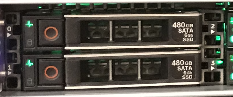foto de um compartimento de disco rígido no gabinete do FXT mostrando os números das unidades e os rótulos de capacidade