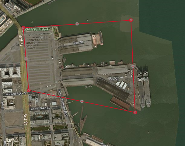 Captura de tela de um mapa da orla marítima de São Francisco (EUA) com um polígono vermelho delineando uma área dos píeres.