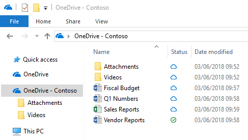Captura de tela do Windows Explorer com alguns arquivos do OneDrive que foram baixados e outros que estão apenas na nuvem.