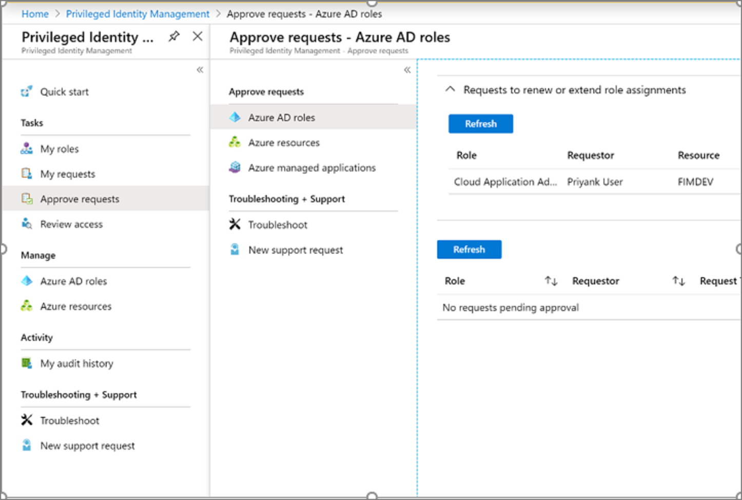 Captura de tela mostrando a página de solicitações de aprovação mostrando a solicitação para revisar as funções do Microsoft Entra.